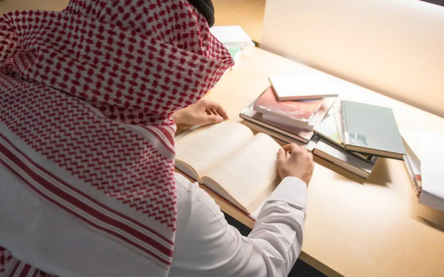 معقب تخليص معاملات